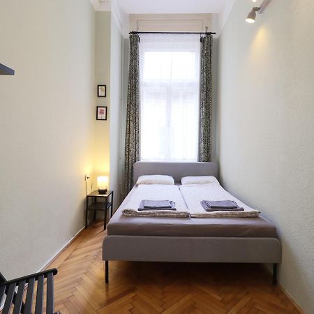 Joseph Boulevard Apartment - 3Bdr, 2Bath, 8Ppl Budapest Exterior photo