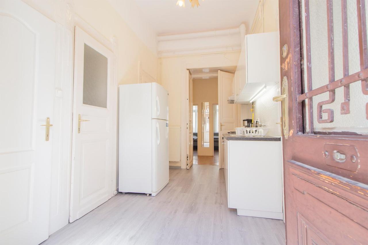 Joseph Boulevard Apartment - 3Bdr, 2Bath, 8Ppl Budapest Exterior photo