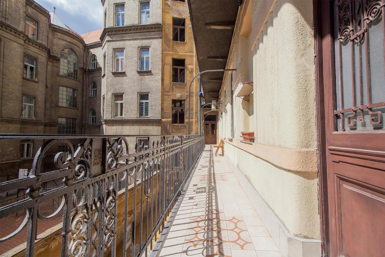 Joseph Boulevard Apartment - 3Bdr, 2Bath, 8Ppl Budapest Exterior photo