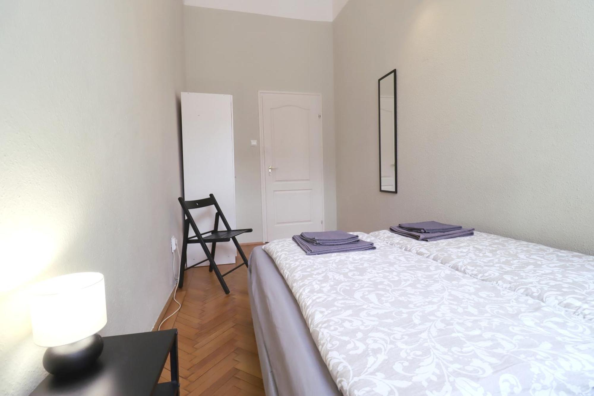 Joseph Boulevard Apartment - 3Bdr, 2Bath, 8Ppl Budapest Exterior photo