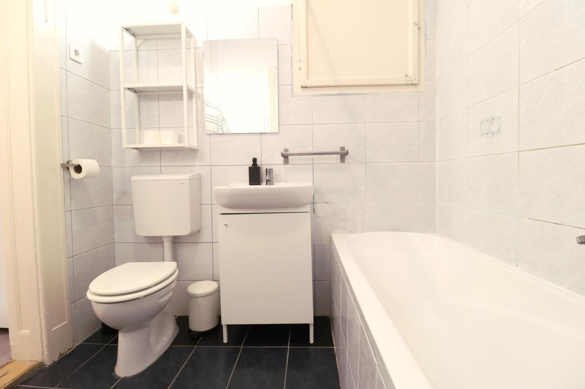 Joseph Boulevard Apartment - 3Bdr, 2Bath, 8Ppl Budapest Exterior photo