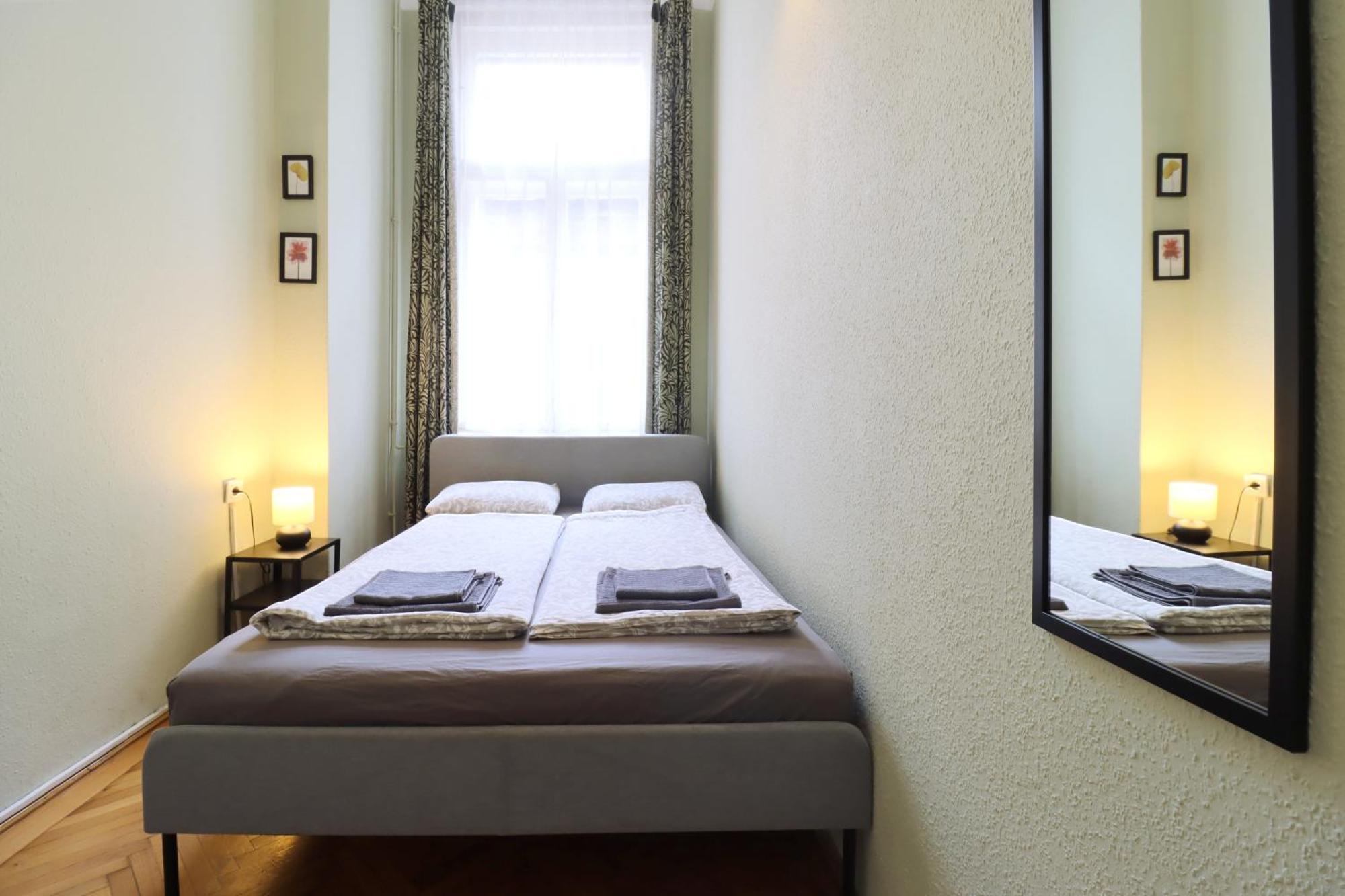 Joseph Boulevard Apartment - 3Bdr, 2Bath, 8Ppl Budapest Exterior photo