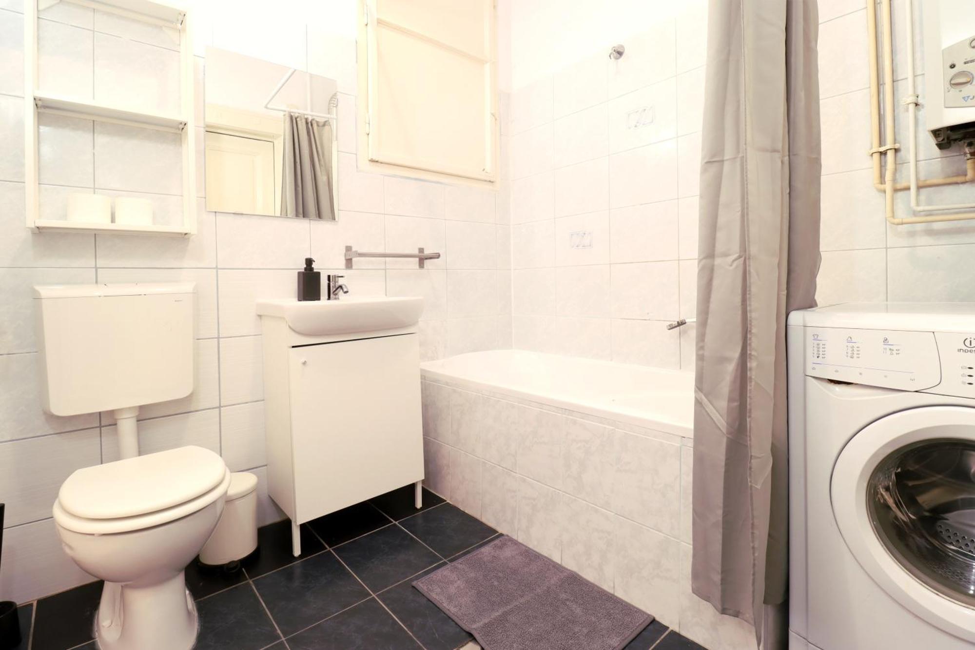 Joseph Boulevard Apartment - 3Bdr, 2Bath, 8Ppl Budapest Exterior photo