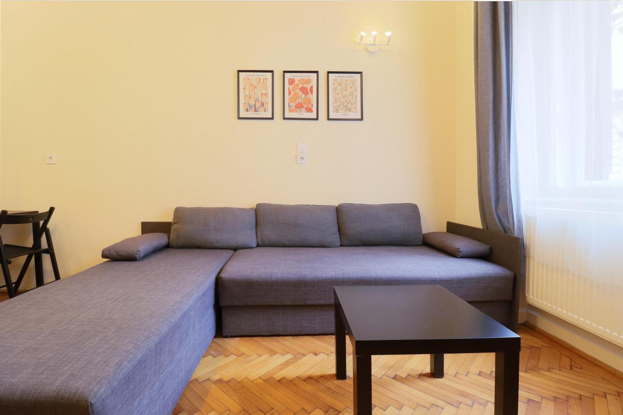 Joseph Boulevard Apartment - 3Bdr, 2Bath, 8Ppl Budapest Exterior photo