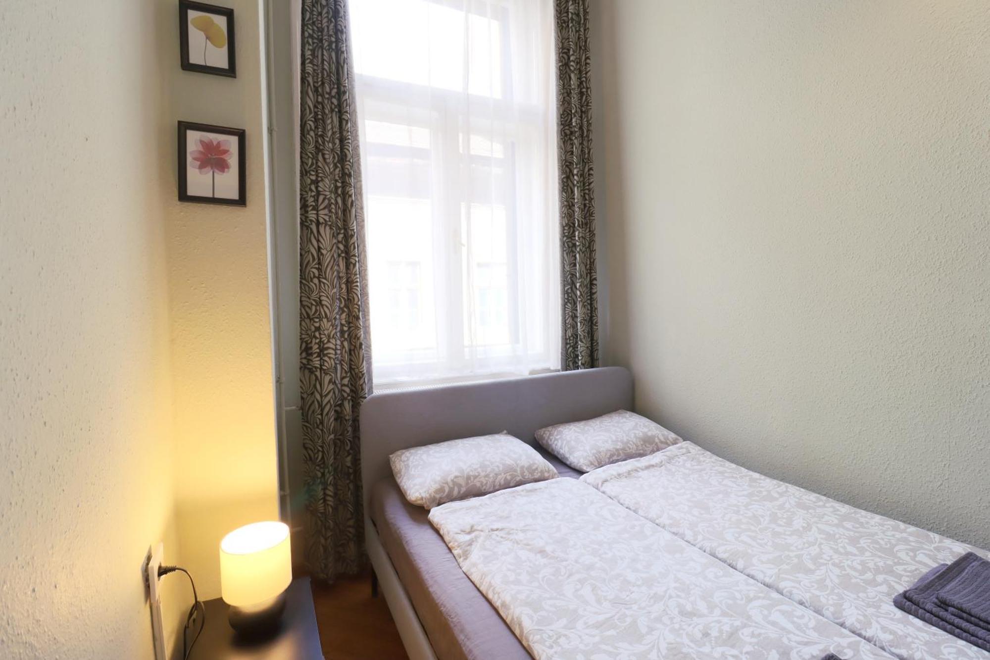 Joseph Boulevard Apartment - 3Bdr, 2Bath, 8Ppl Budapest Exterior photo