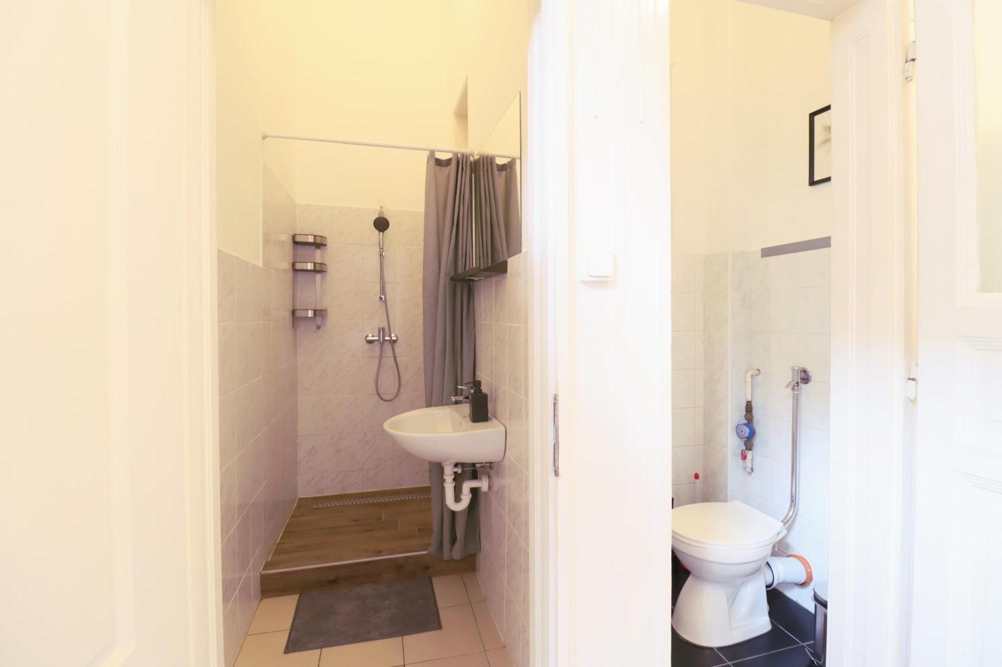 Joseph Boulevard Apartment - 3Bdr, 2Bath, 8Ppl Budapest Exterior photo