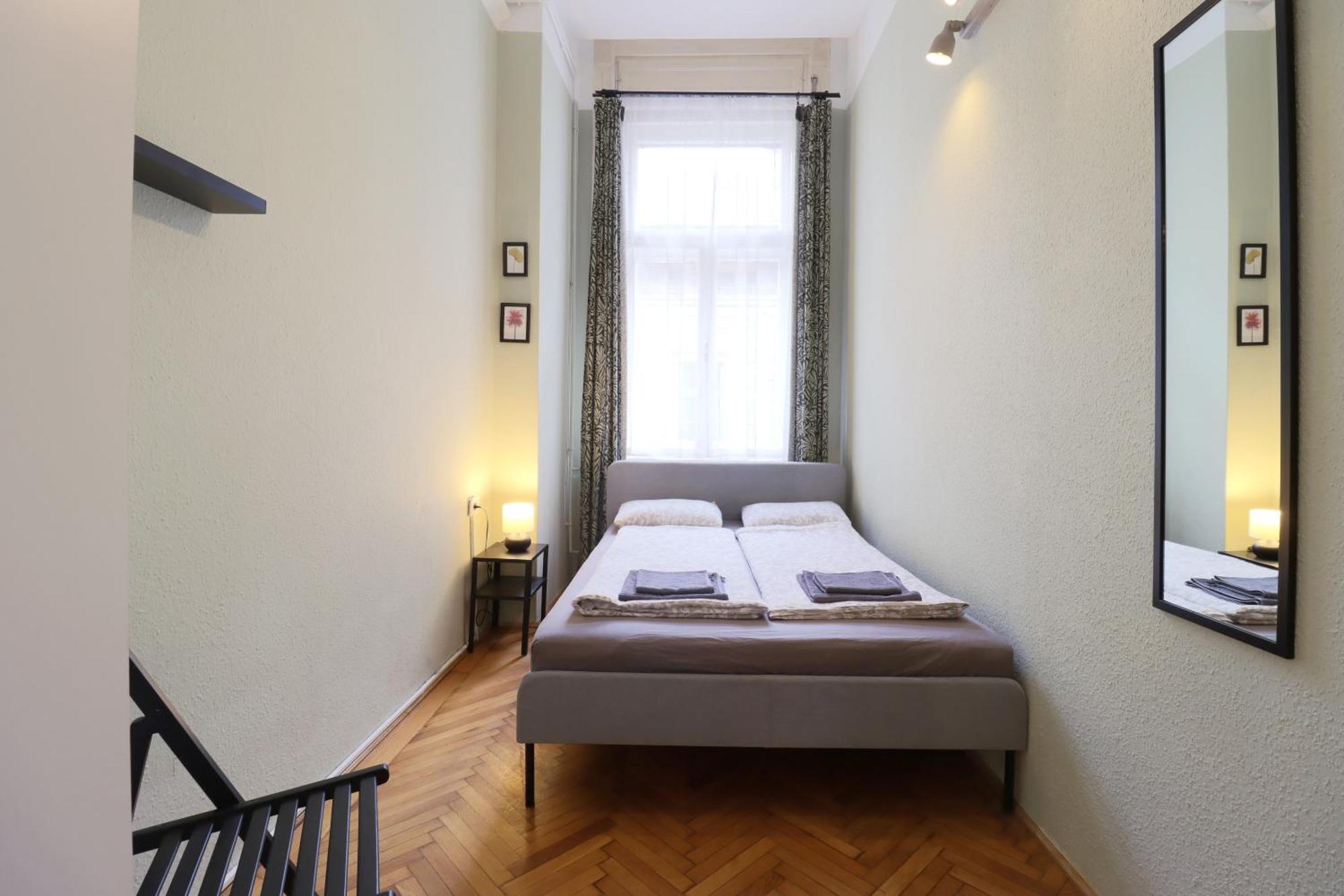 Joseph Boulevard Apartment - 3Bdr, 2Bath, 8Ppl Budapest Exterior photo