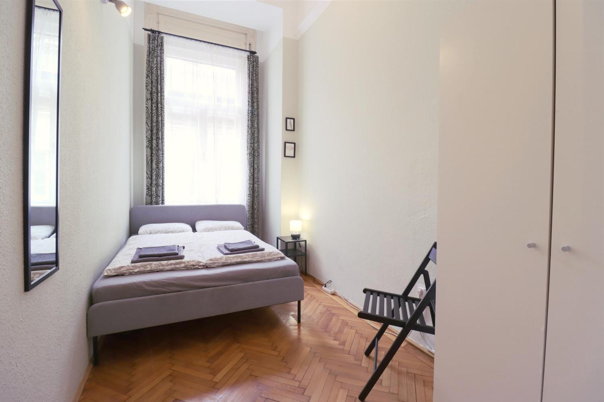 Joseph Boulevard Apartment - 3Bdr, 2Bath, 8Ppl Budapest Exterior photo